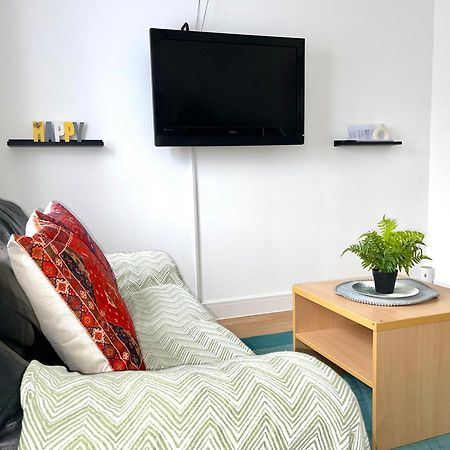 Crescent Apartment - Modern 1 Bedroom First Floor Goodmayes Екстериор снимка