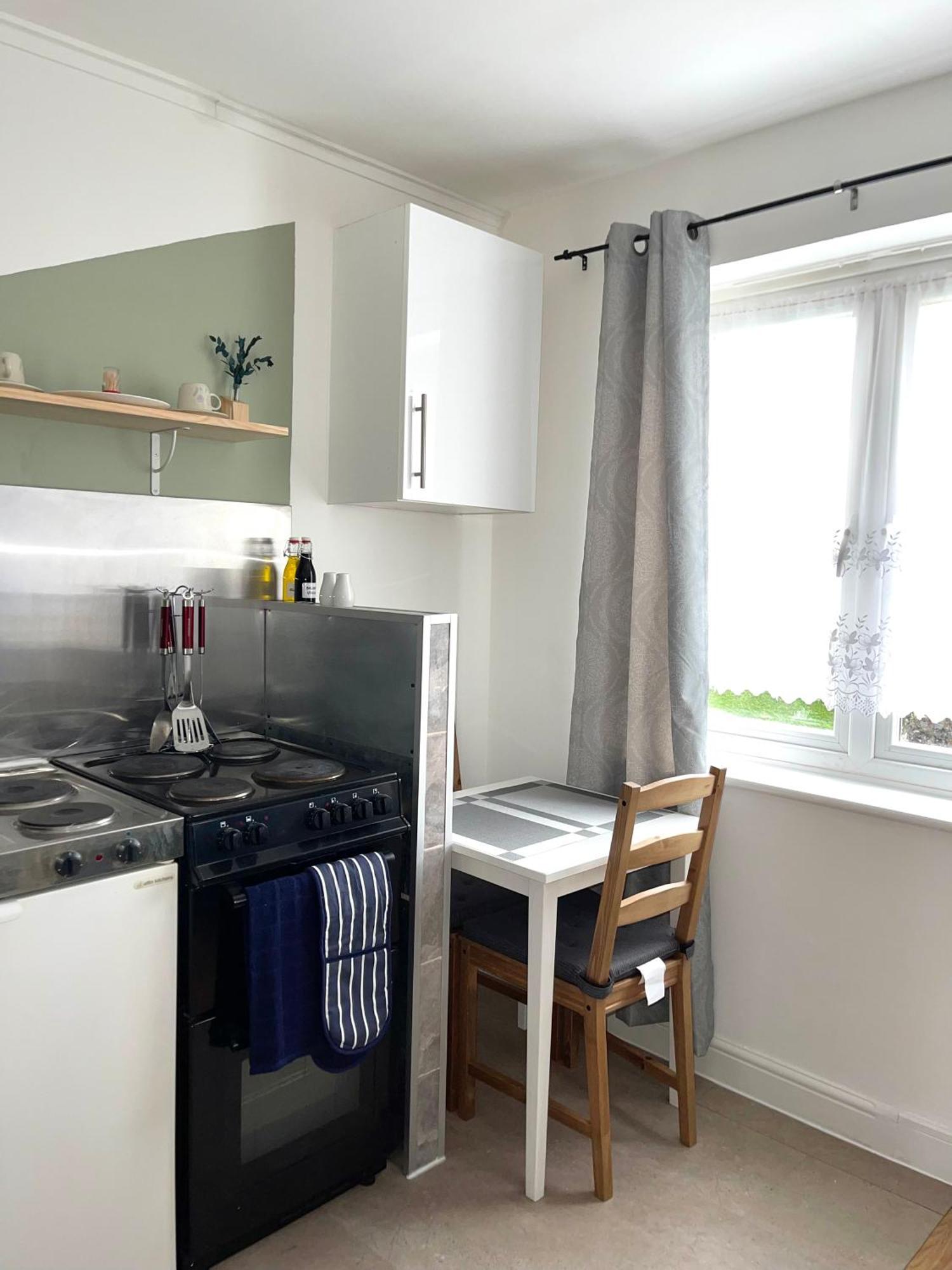 Crescent Apartment - Modern 1 Bedroom First Floor Goodmayes Екстериор снимка