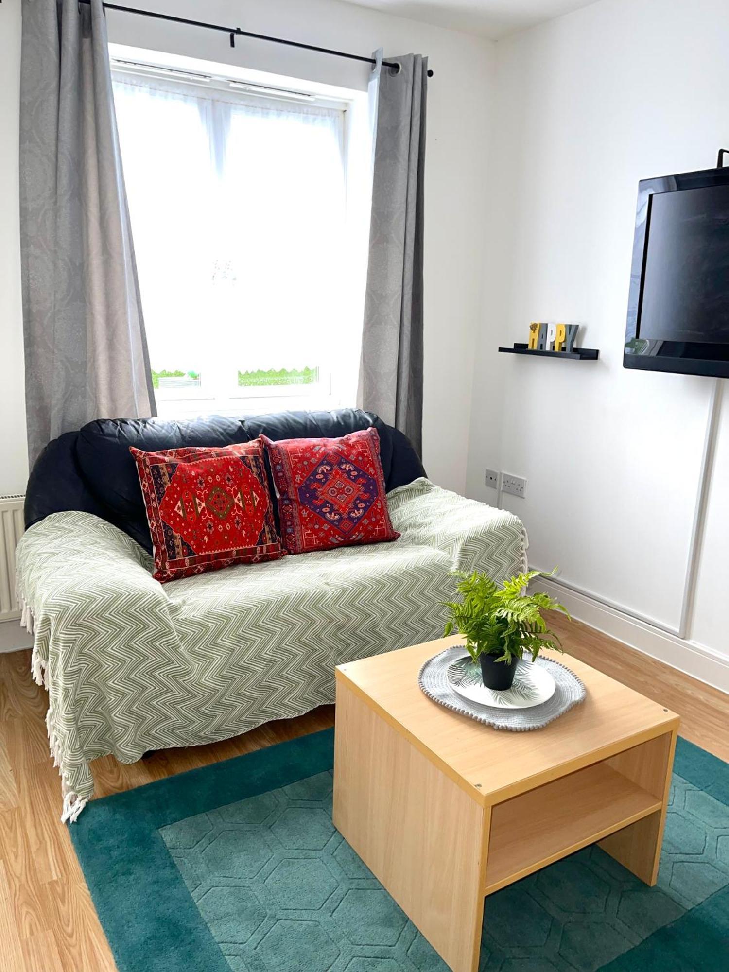 Crescent Apartment - Modern 1 Bedroom First Floor Goodmayes Екстериор снимка