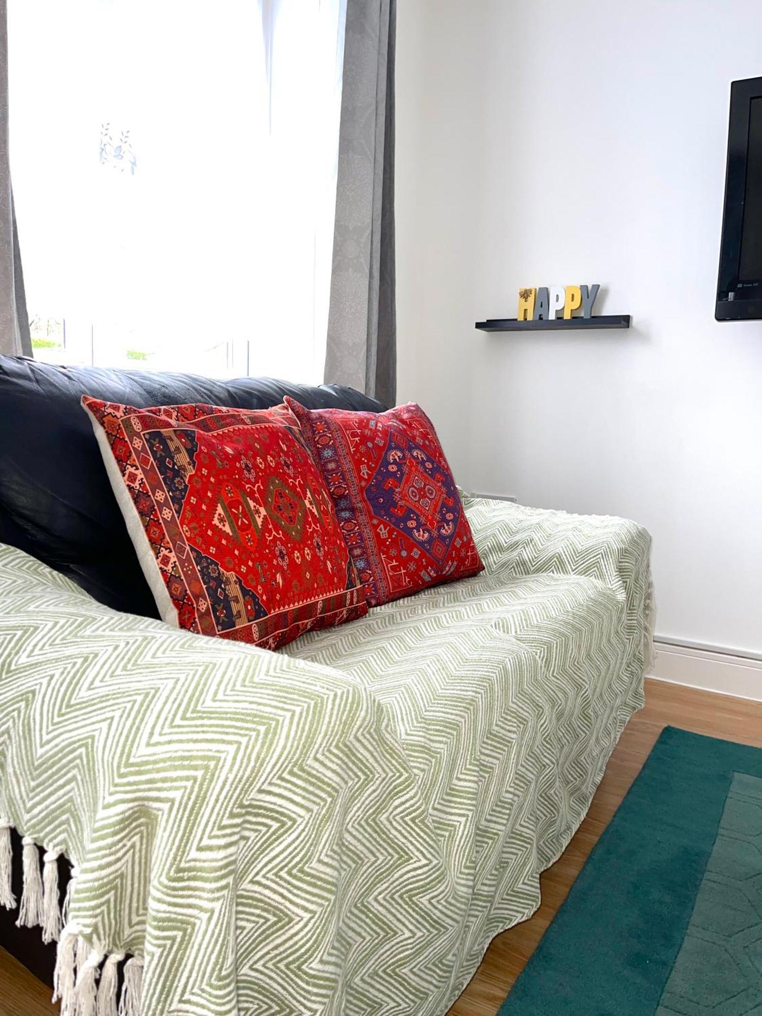 Crescent Apartment - Modern 1 Bedroom First Floor Goodmayes Екстериор снимка