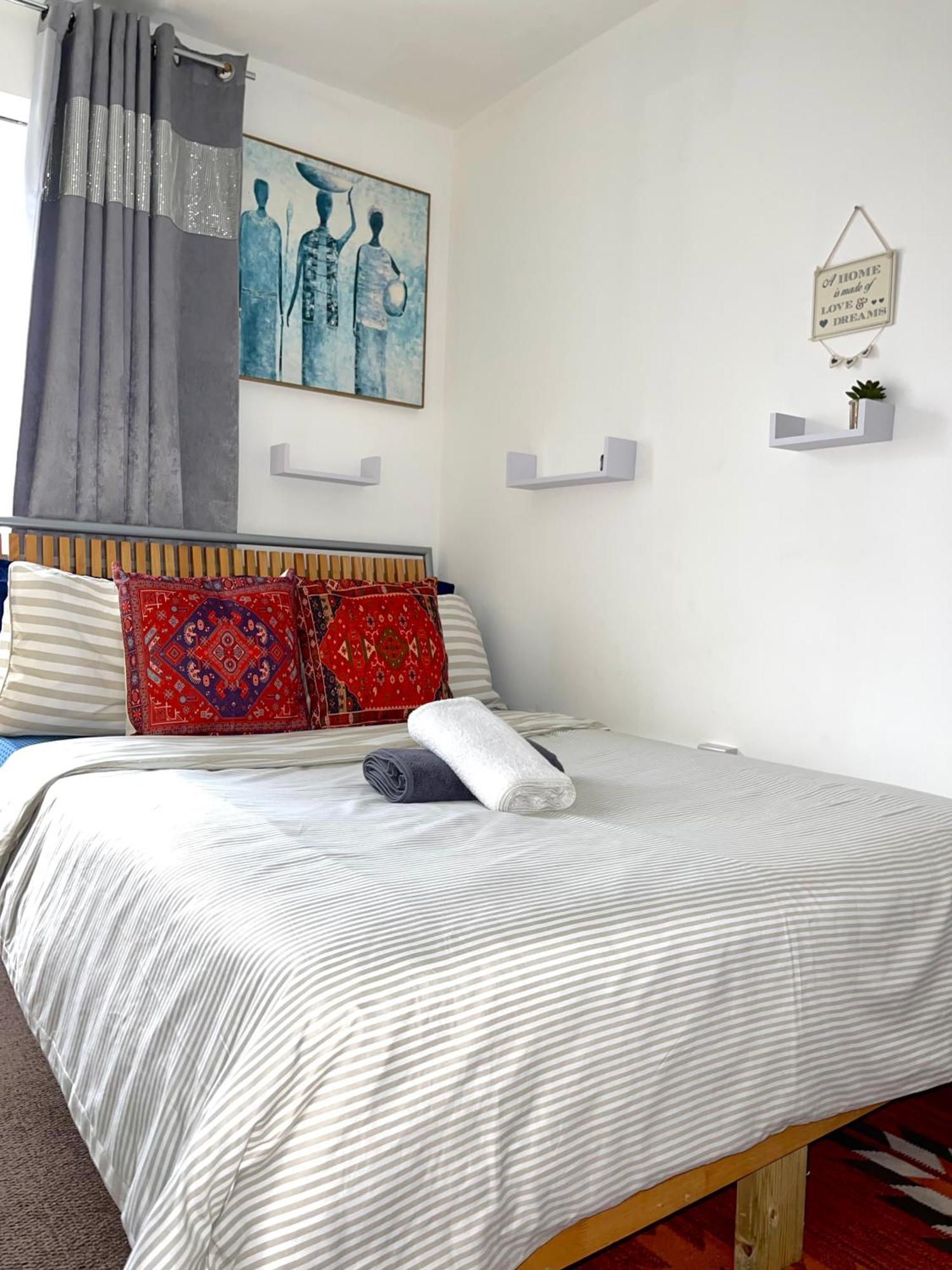 Crescent Apartment - Modern 1 Bedroom First Floor Goodmayes Екстериор снимка