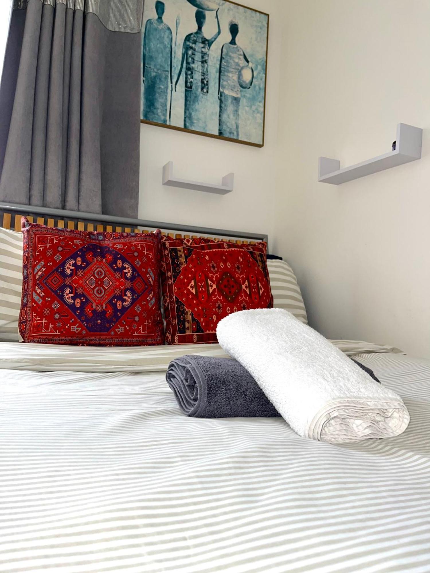 Crescent Apartment - Modern 1 Bedroom First Floor Goodmayes Екстериор снимка
