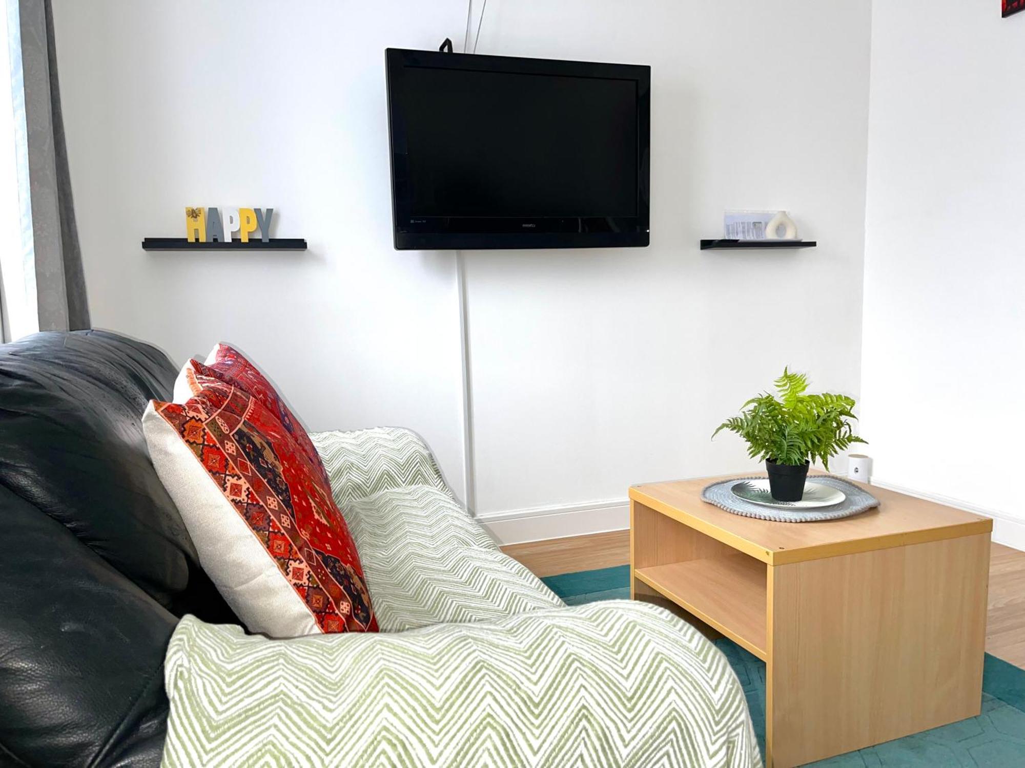 Crescent Apartment - Modern 1 Bedroom First Floor Goodmayes Екстериор снимка